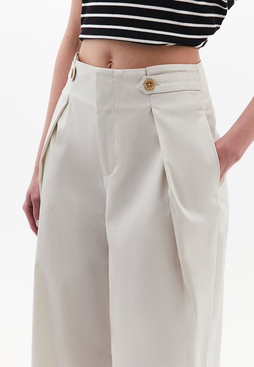 Yüksek Bel Wide-Leg Pantolon ve Çizgili Tişört Kombini