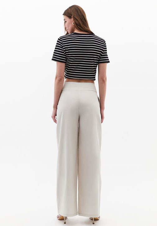 Yüksek Bel Wide-Leg Pantolon ve Çizgili Tişört Kombini