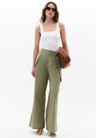 Yüksek Bel Wide-Leg Pantolon ve Atlet Kombini