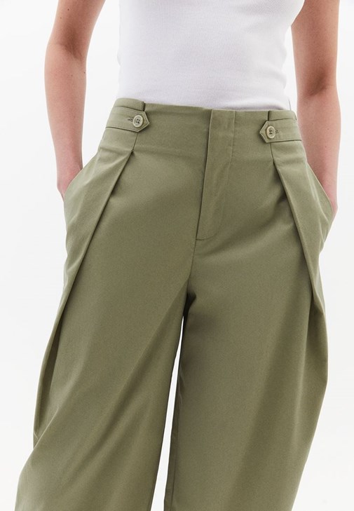 Yüksek Bel Wide-Leg Pantolon ve Atlet Kombini