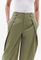 Yüksek Bel Wide-Leg Pantolon ve Atlet Kombini