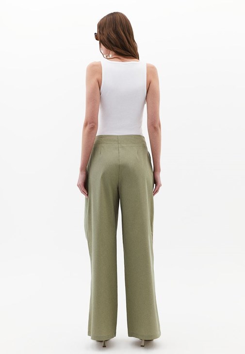 Yüksek Bel Wide-Leg Pantolon ve Atlet Kombini