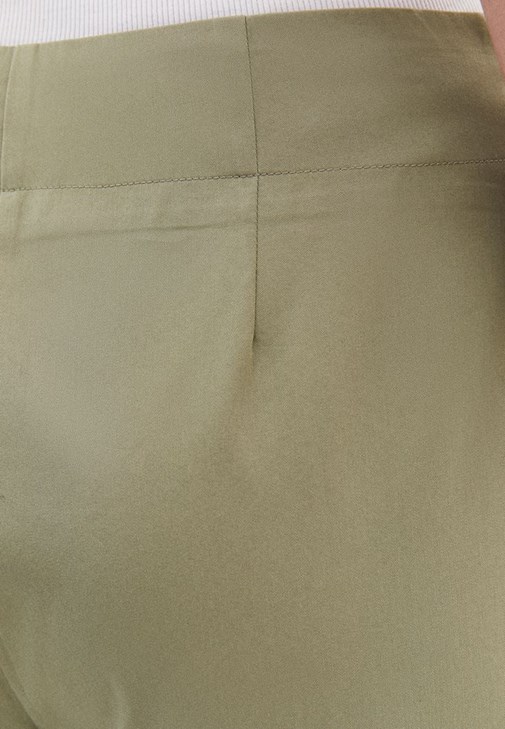 Yüksek Bel Wide-Leg Pantolon ve Atlet Kombini