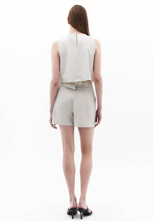 Kemerli Şort ve Sıfır Yaka Atlet Kombini
