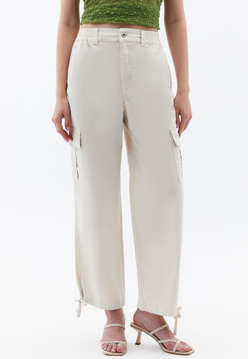 Kargo Cepli Pantolon ve Dantel Bluz Kombini