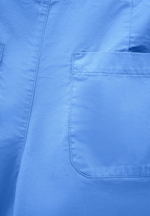 Barrel-Fit Pantolon ve Bağcık Detaylı Atlet Kombini