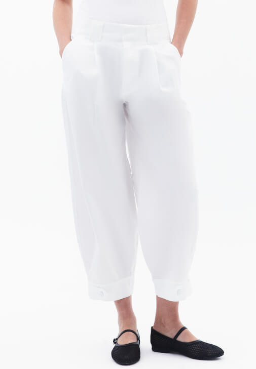 Barrel-Fit Pantolon ve Bağcıklı Atlet Kombini