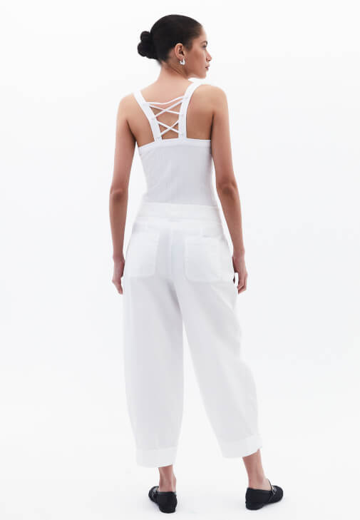 Barrel-Fit Pantolon ve Bağcıklı Atlet Kombini