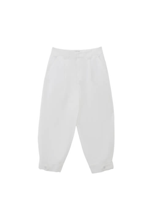 Barrel-Fit Pantolon ve Bağcıklı Atlet Kombini