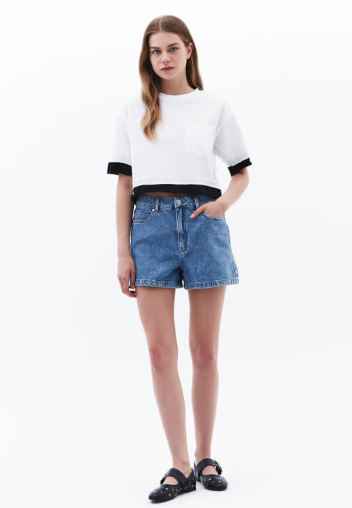 Crop Tişört ve Denim Şort Kombini