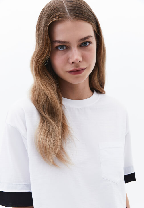 Crop Tişört ve Denim Şort Kombini