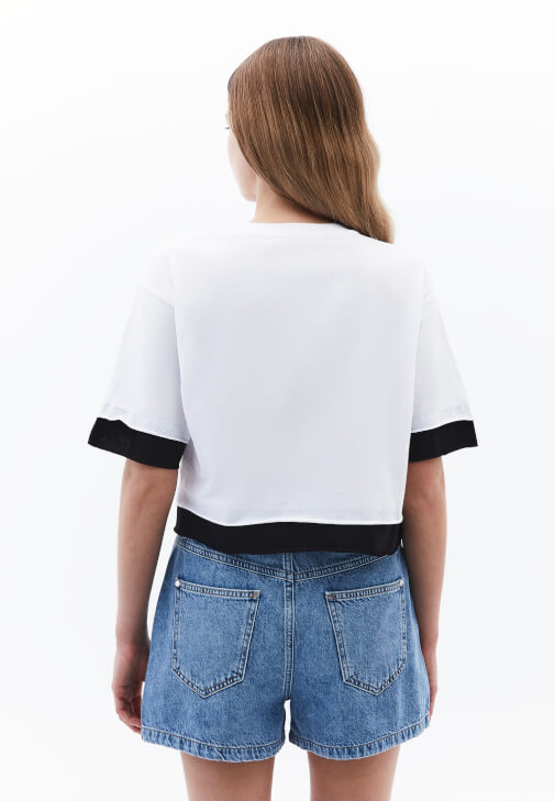 Crop Tişört ve Denim Şort Kombini