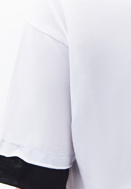 Crop Tişört ve Denim Şort Kombini