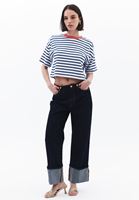 Çizgili Crop Tişört ve Boyfriend Pantolon Kombini