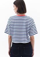 Çizgili Crop Tişört ve Boyfriend Pantolon Kombini