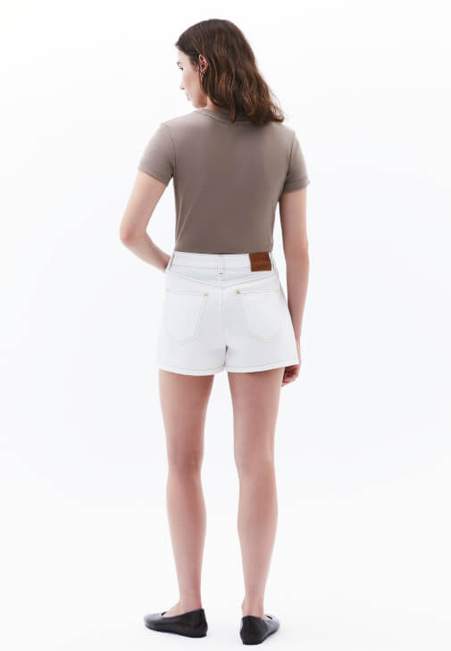 Ultra Yüksek Bel Şort ve Tişört Kombini