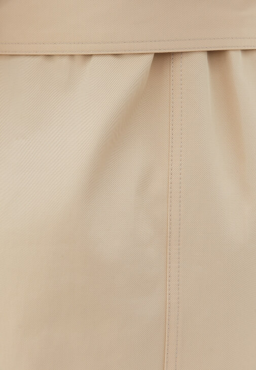 Trençkot ve Denim Etek Kombini