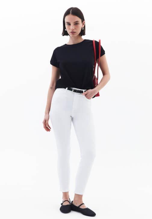 Sıfır Yaka Tişört ve Skinny-Fit Pantolon Kombini