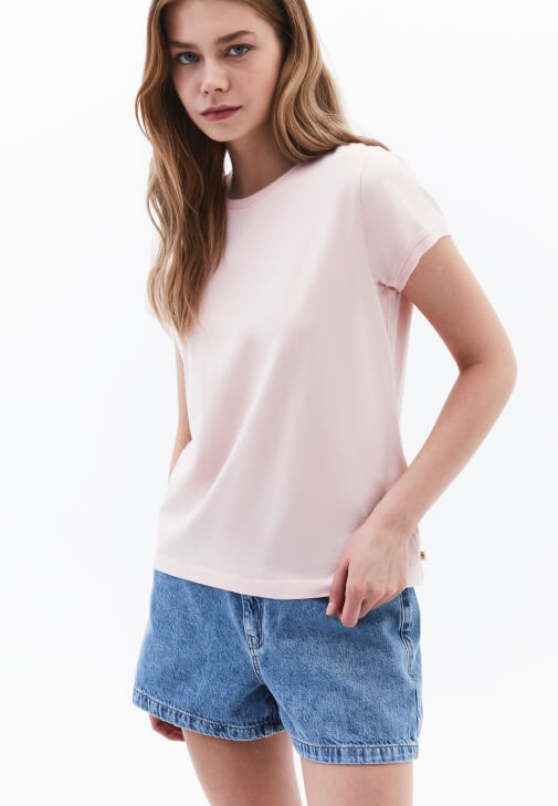 Pamuklu Tişört ve Yüksek Bel Denim Şort Kombini