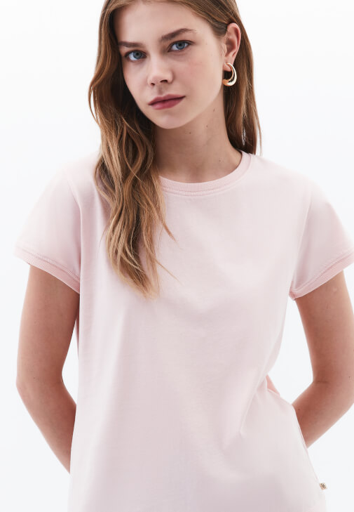 Pamuklu Tişört ve Yüksek Bel Denim Şort Kombini