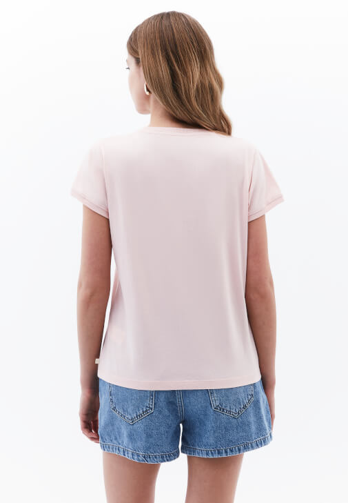 Pamuklu Tişört ve Yüksek Bel Denim Şort Kombini