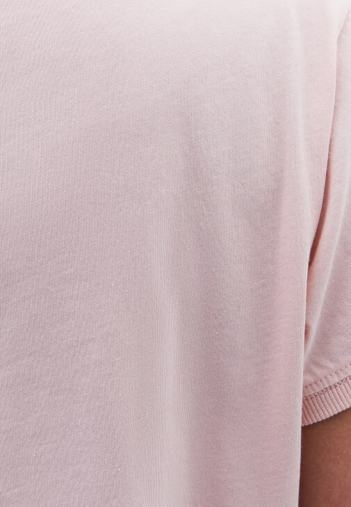 Pamuklu Tişört ve Yüksek Bel Denim Şort Kombini