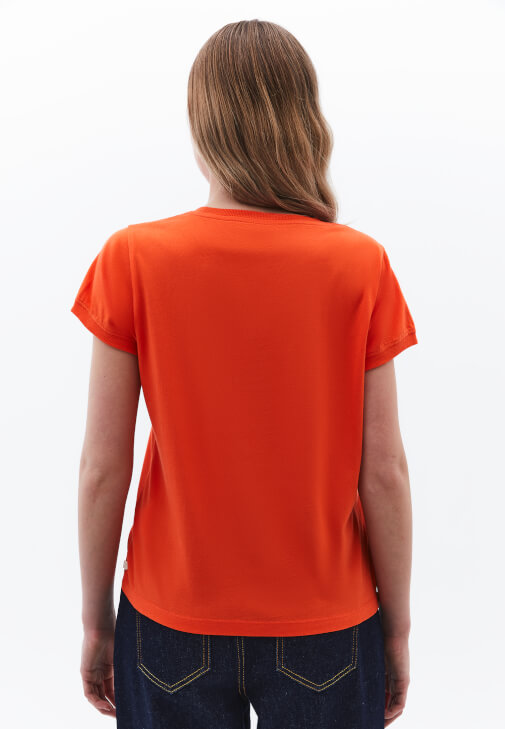 Pamuklu Tişört ve Boyfriend Pantolon Kombini