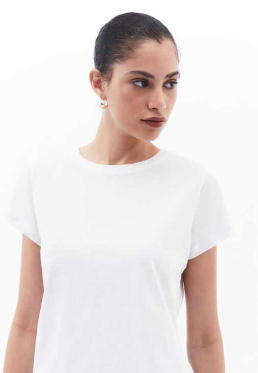 Sıfır Yaka Pamuklu Tişört ve Yırtmaçlı Etek Kombini