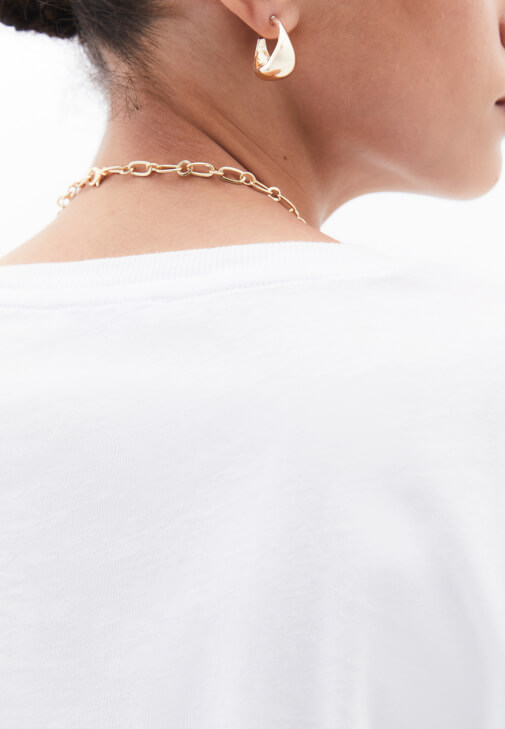 Sıfır Yaka Pamuklu Tişört ve Yırtmaçlı Etek Kombini