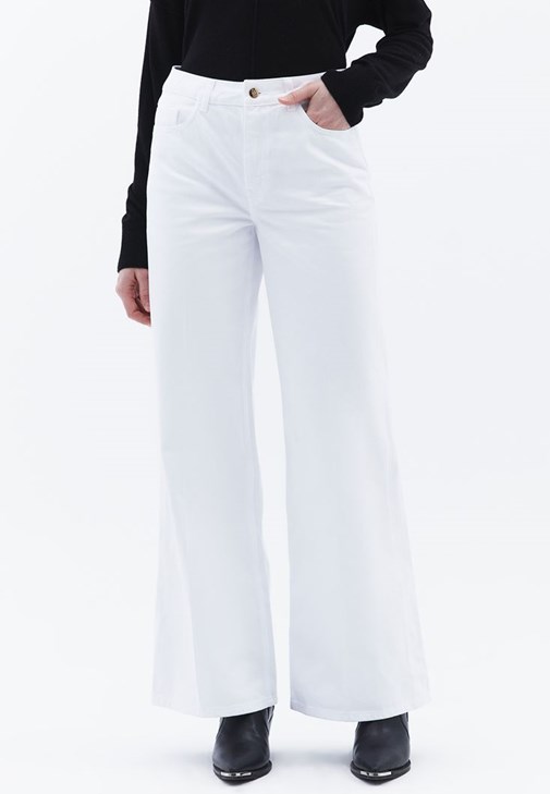 Yüksek Bel Wide-Leg Pantolon ve Bot Yaka Kazak Kombini