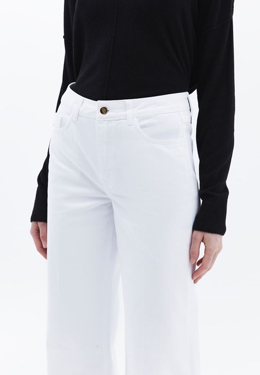 Yüksek Bel Wide-Leg Pantolon ve Bot Yaka Kazak Kombini