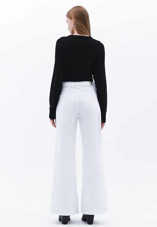 Yüksek Bel Wide-Leg Pantolon ve Bot Yaka Kazak Kombini