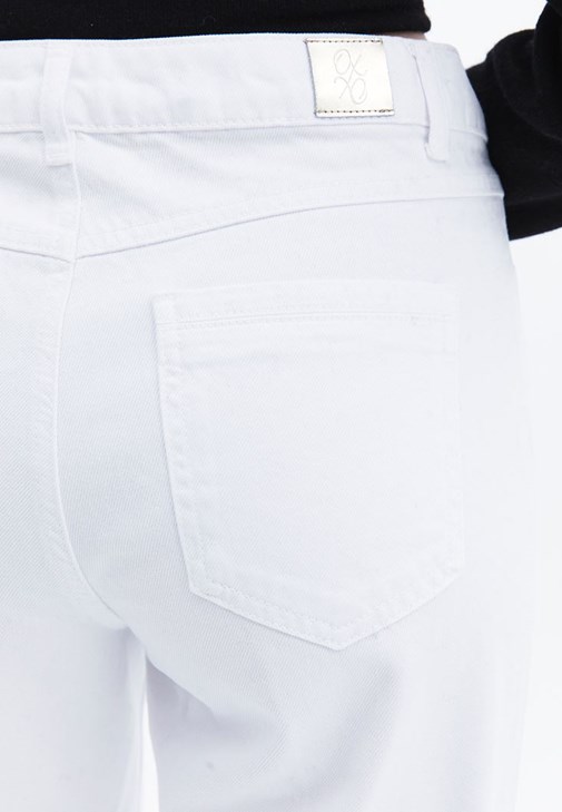 Yüksek Bel Wide-Leg Pantolon ve Bot Yaka Kazak Kombini