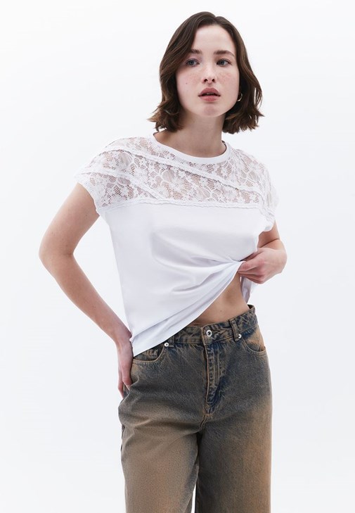 Dantel Detaylı Tişört ve Loose-Fit Pantolon Kombini