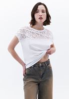 Dantel Detaylı Tişört ve Loose-Fit Pantolon Kombini