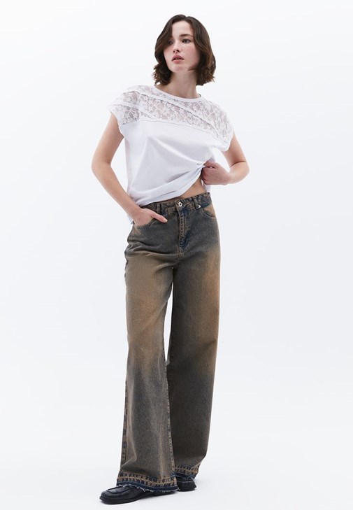 Dantel Detaylı Tişört ve Loose-Fit Pantolon Kombini