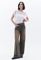 Dantel Detaylı Tişört ve Loose-Fit Pantolon Kombini