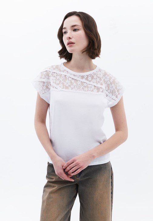 Dantel Detaylı Tişört ve Loose-Fit Pantolon Kombini