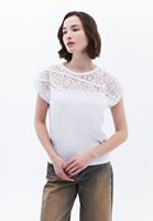 Dantel Detaylı Tişört ve Loose-Fit Pantolon Kombini