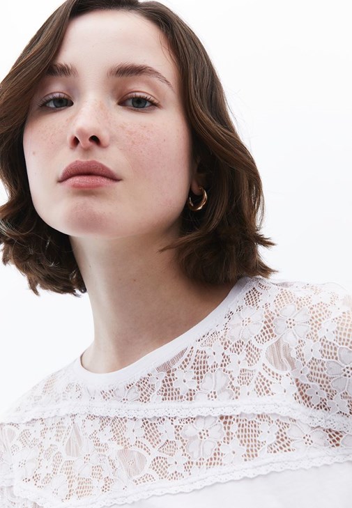 Dantel Detaylı Tişört ve Loose-Fit Pantolon Kombini