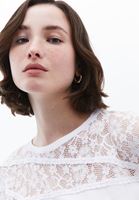 Dantel Detaylı Tişört ve Loose-Fit Pantolon Kombini