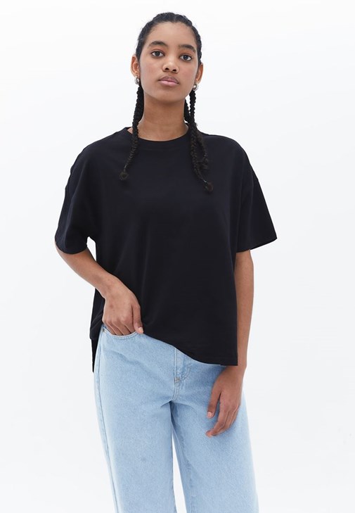 Basic Tişört ve Denim Pantolon Kombini