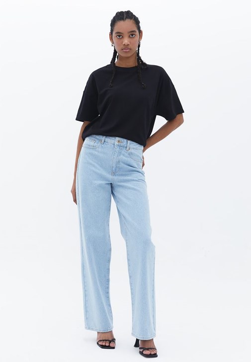 Basic Tişört ve Denim Pantolon Kombini