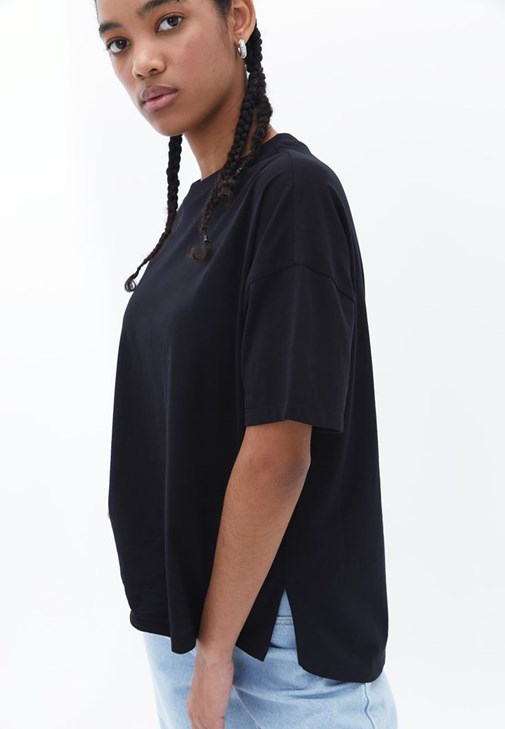 Basic Tişört ve Denim Pantolon Kombini