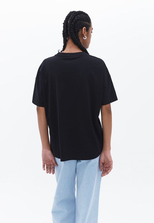 Basic Tişört ve Denim Pantolon Kombini