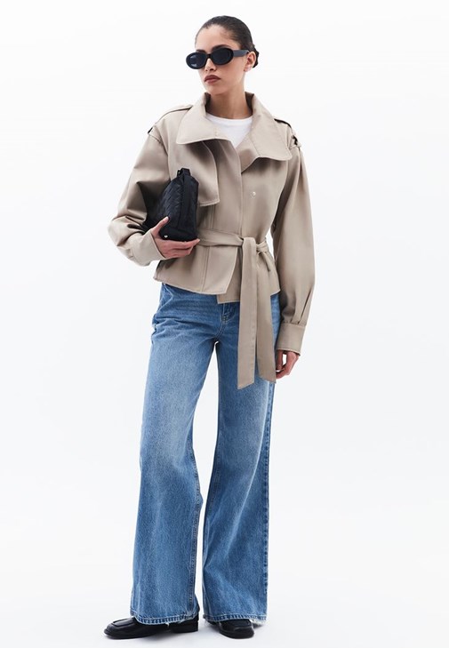 Oversize Trençkot ve Denim Pantolon Kombini