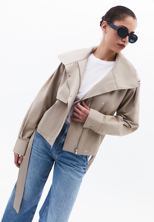 Oversize Trençkot ve Denim Pantolon Kombini