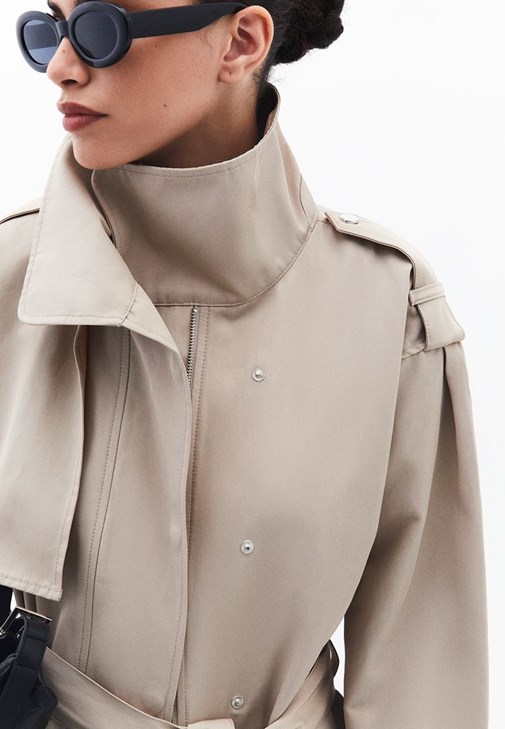 Oversize Trençkot ve Denim Pantolon Kombini