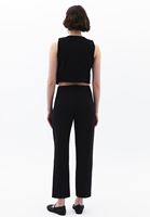 Carrot-Fit Pantolon ve Crop Yelek Kombini