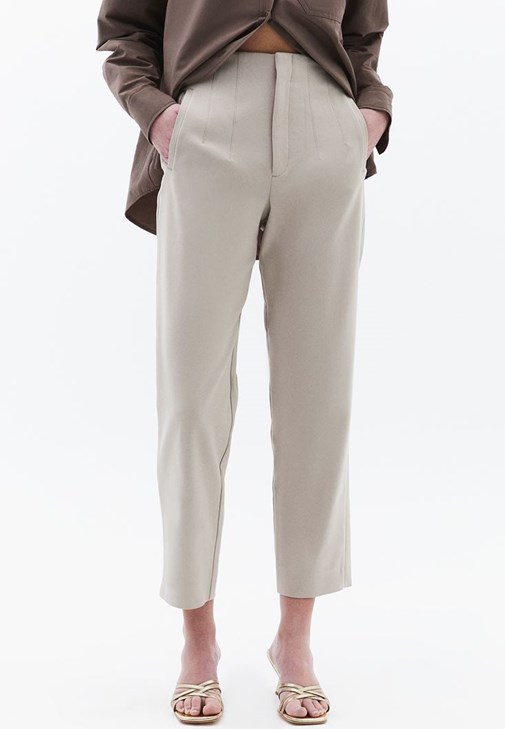 Carrot-Fit Pantolon ve Cepli Oversize Gömlek Kombini